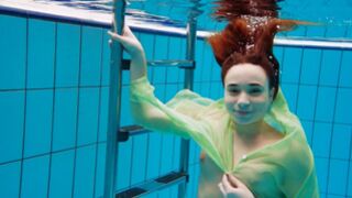 How sexy Nina Mohnatka is underwater with her juicy body